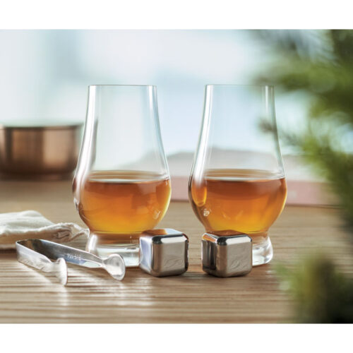 Set de cata de whisky personalizado con copas, cubitos de acero, pinzas y estuche negro de regalo.