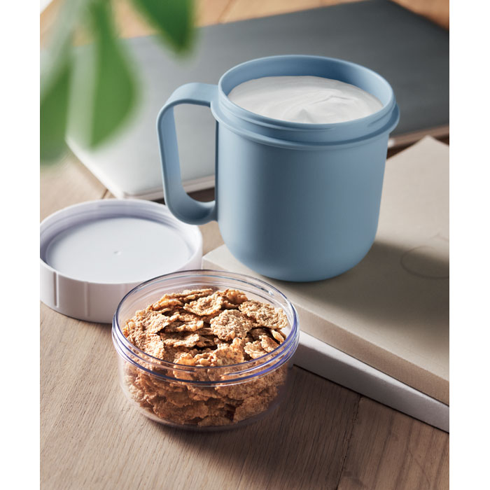 Taza desayuno para llevar CUP ON GO azul con compartimento superior para cereales