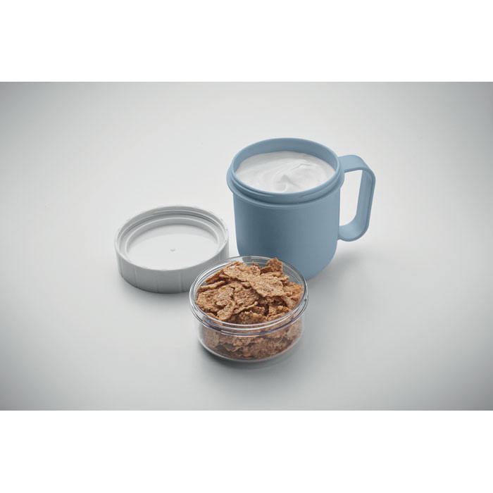 Taza desayuno para llevar CUP ON GO azul con compartimento superior para cereales