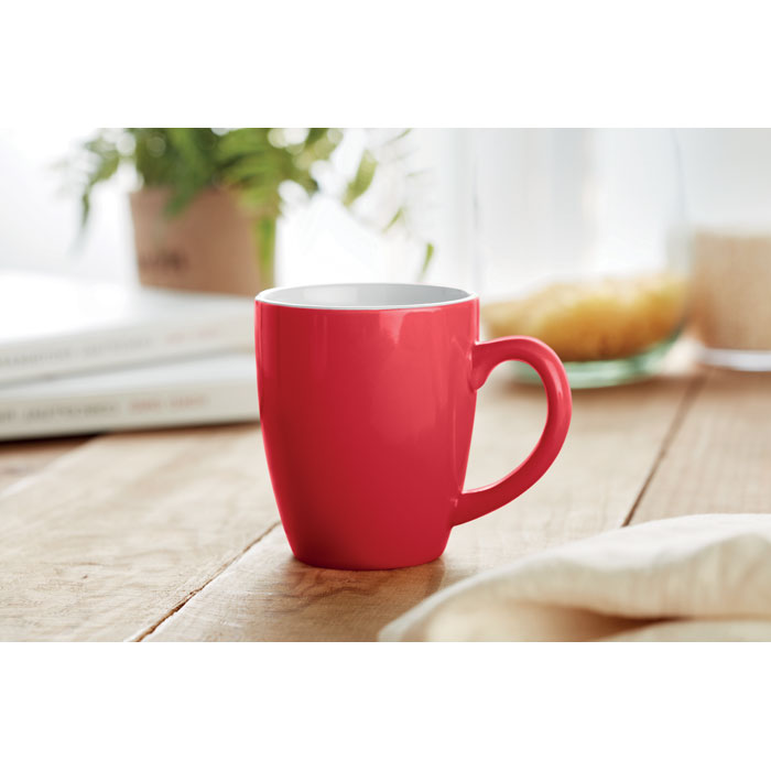 Taza de cerámica roja COLOUR TRENT de 290 ml con interior blanco y asa para regalo