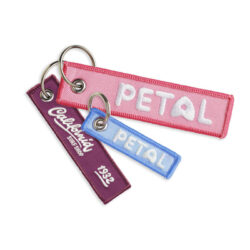 etiqueta bordada 100% customizada para branding textil