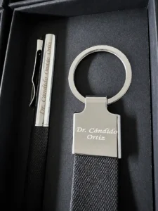 Set de bolígrafo y llavero metálico personalizado con grabado láser de nombre en El Salvador