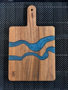 Grabado láser en tabla de servir de acacia con resina epoxi — WinPromo El Salvador