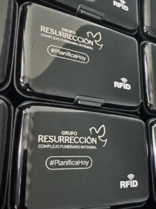 Tarjeteros RFID negros personalizados con grabado láser del logo Grupo Resurrección en El Salvador