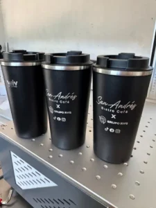 Vasos térmicos negros personalizados con logo grabado a láser en fibra