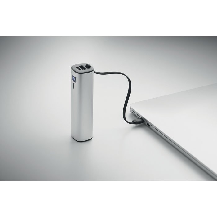 Detalle de los puertos USB-C y USB-A de la batería portátil con carga PD de 20 W