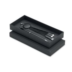 Set de regalo corporativo con bolรญgrafo metรกlico negro y llavero con cable de carga en caja de regalo