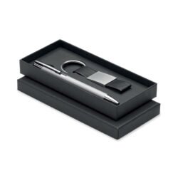 Set bolígrafo y llavero de aluminio reciclado presentado en caja de regalo negra