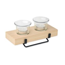Portavelas de madera con las dos velas encendidas sobre una mesa