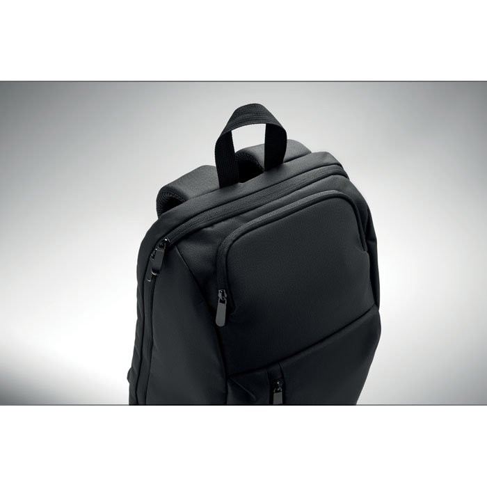 Mochila de poliรฉster reciclado vista en รกngulo, con bolsillo lateral