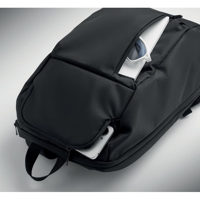 Bolsillo superior de la mochila con lentes y telรฉfono guardados