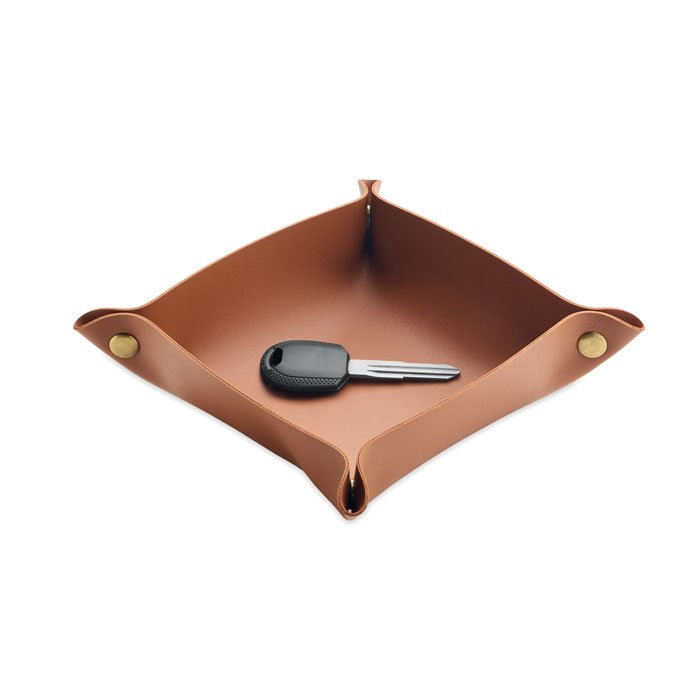 Bandeja plegable para llaves en PU marrรณn armada, con una llave dentro