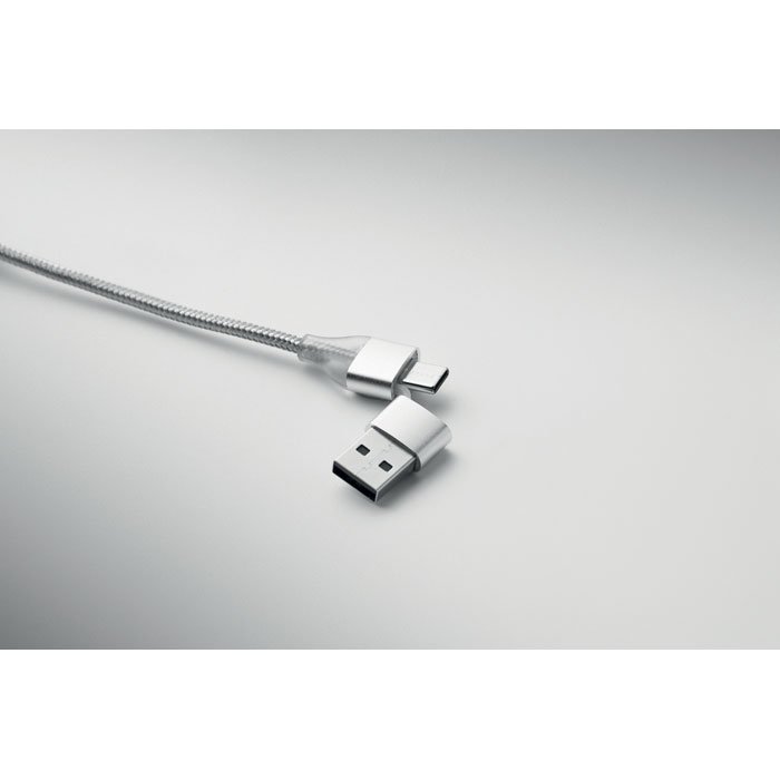Detalle de las salidas USB-C y USB-A del cable mรบltiple