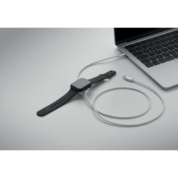 Reloj inteligente cargando sobre el disco conectado a una laptop