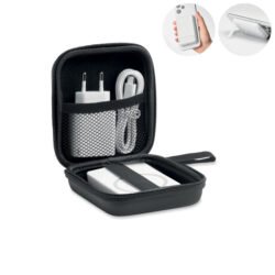 Set de viaje con powerbank magnético en funda rígida negra abierta con todos los accesorios