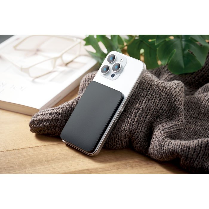 Powerbank pegado por imán a la parte trasera de un teléfono