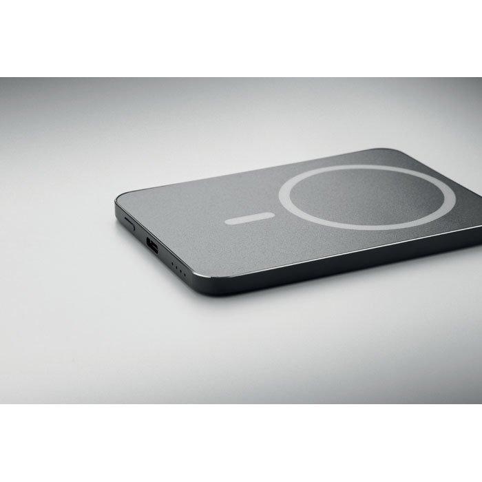 Powerbank de 6.5 mm de grosor sostenido entre los dedos