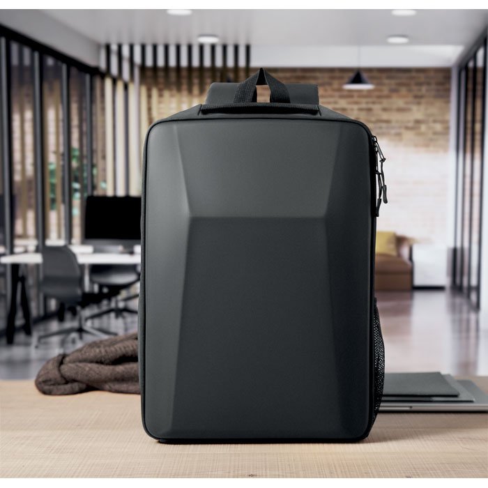 Mochila rígida sobre una mesa en un ambiente de oficina