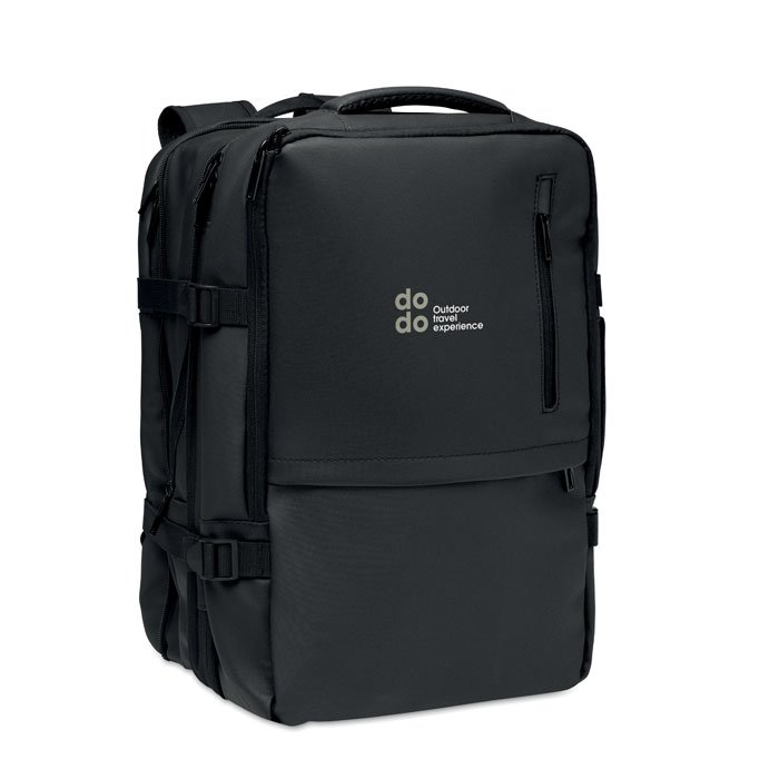Panel frontal de la mochila con el logo bordado