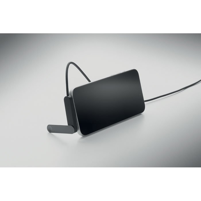Telรฉfono apoyado en horizontal sobre el soporte del cable mientras carga