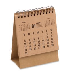 Calendario de escritorio personalizado en papel kraft armado sobre una mesa