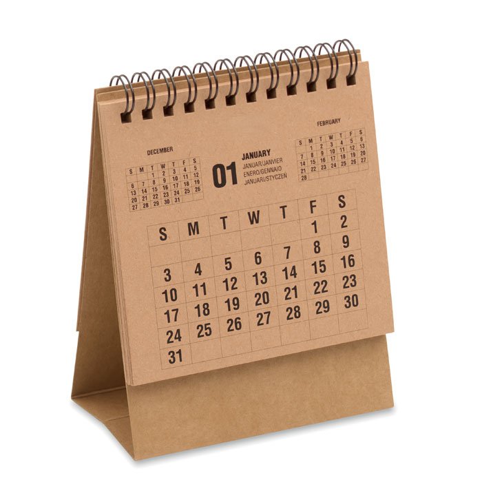 Calendario de escritorio personalizado en papel kraft armado sobre una mesa