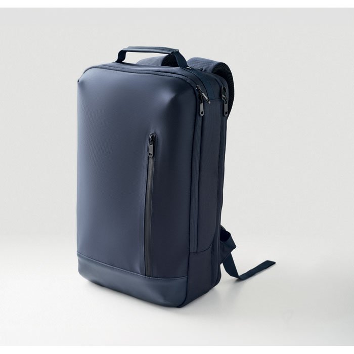 Panel frontal de la mochila con el logo bordado